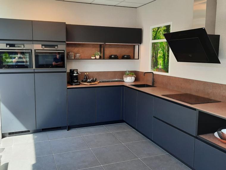 Moderne keuken zwart lak met ferro brons