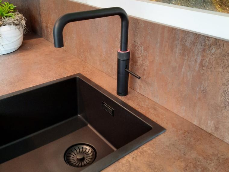 Moderne keuken zwart lak met ferro brons