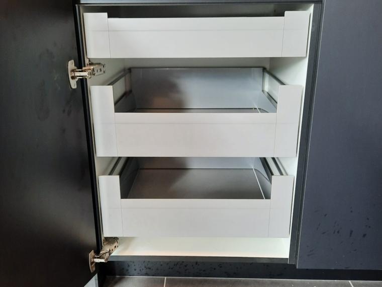 Moderne keuken zwart lak met ferro brons