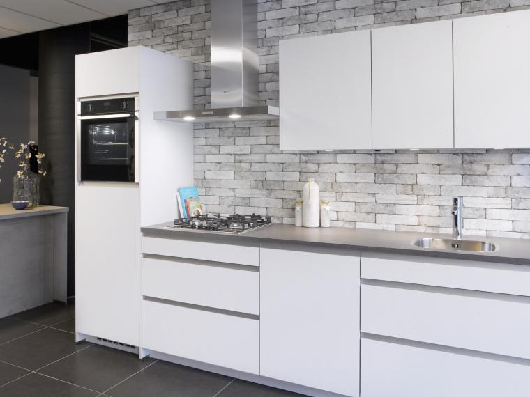 Moderne keuken in zijdegrijs met rvs greeplijst