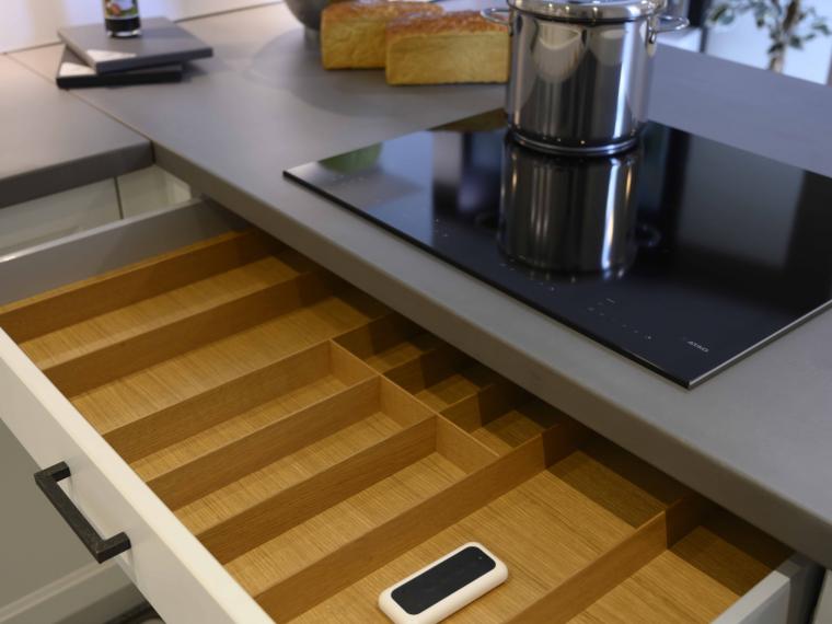 Zeer Luxe U keuken in zijdeglans wit met Lightbeton werkblad,
