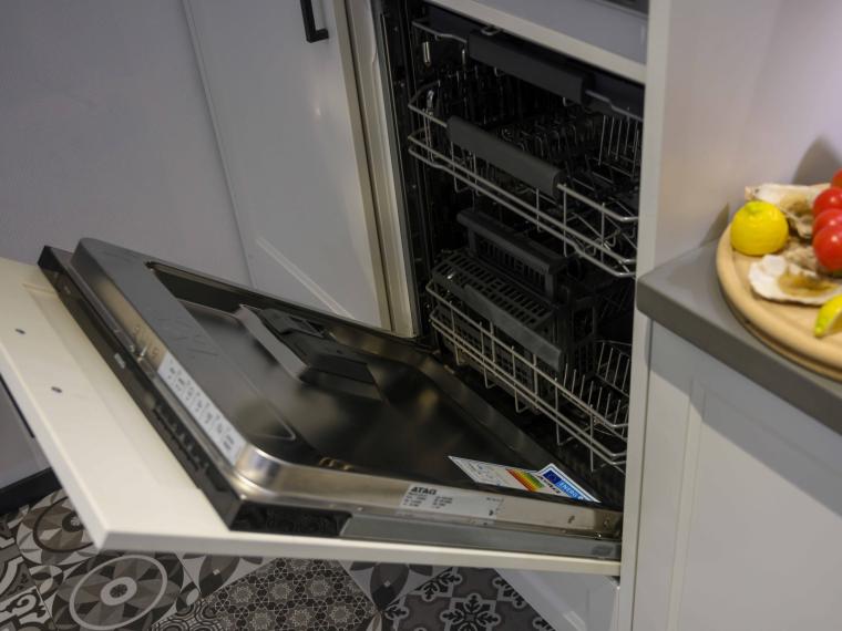 Zeer Luxe U keuken in zijdeglans wit met Lightbeton werkblad,