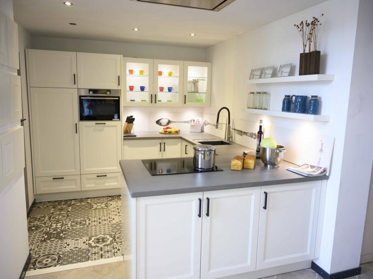 Zeer Luxe U keuken in zijdeglans wit met Lightbeton werkblad,