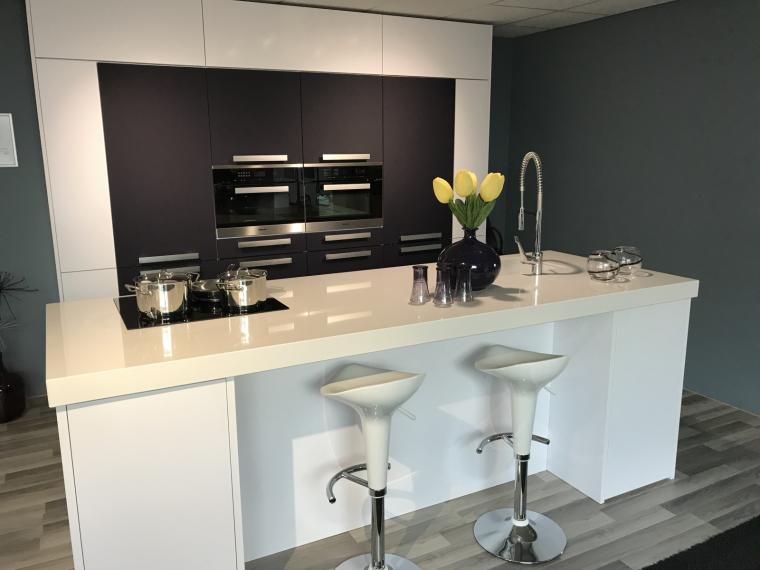 Moderne kastenwand met spoel- en kookeiland in mat polar wit en donker paar