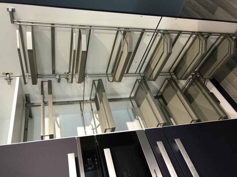 Moderne kastenwand met spoel- en kookeiland in mat polar wit en donker paar