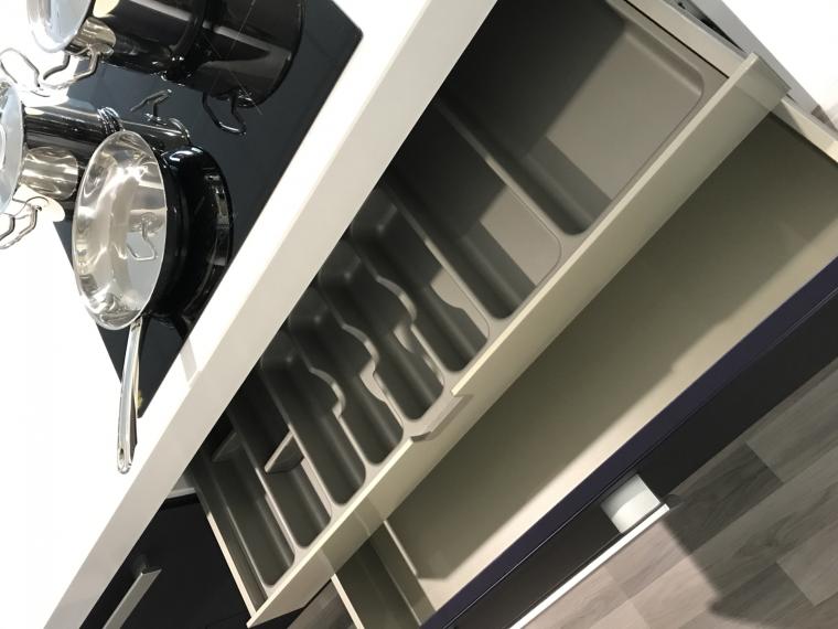 Moderne kastenwand met spoel- en kookeiland in mat polar wit en donker paar