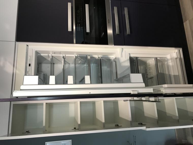 Moderne kastenwand met spoel- en kookeiland in mat polar wit en donker paar
