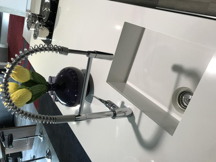 Moderne kastenwand met spoel- en kookeiland in mat polar wit en donker paar
