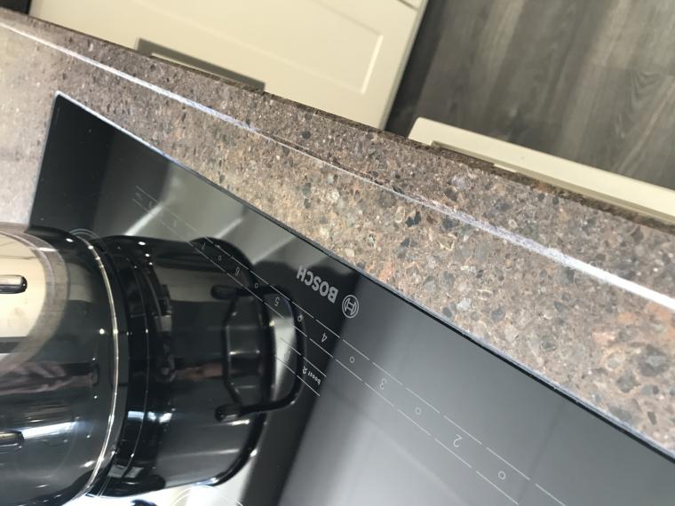 Ruime U-keuken met een schiereiland en composiet werkblad