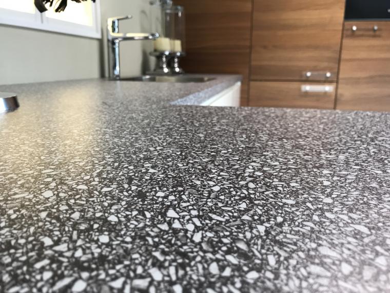 Ruime U-keuken met schiereiland en separate wandkasten