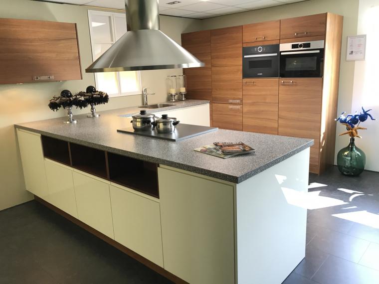 Ruime U-keuken met schiereiland en separate wandkasten