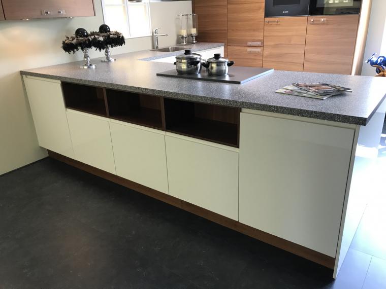 Ruime U-keuken met schiereiland en separate wandkasten