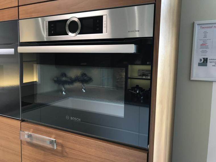 Ruime U-keuken met schiereiland en separate wandkasten