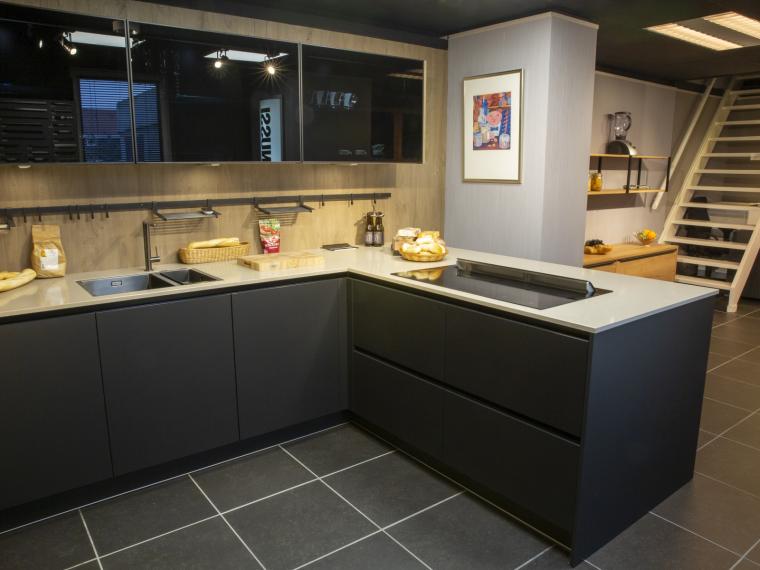 Mat zwarte keuken