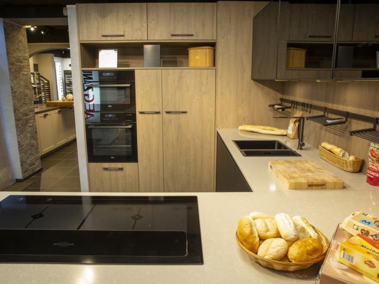 Mat zwarte keuken