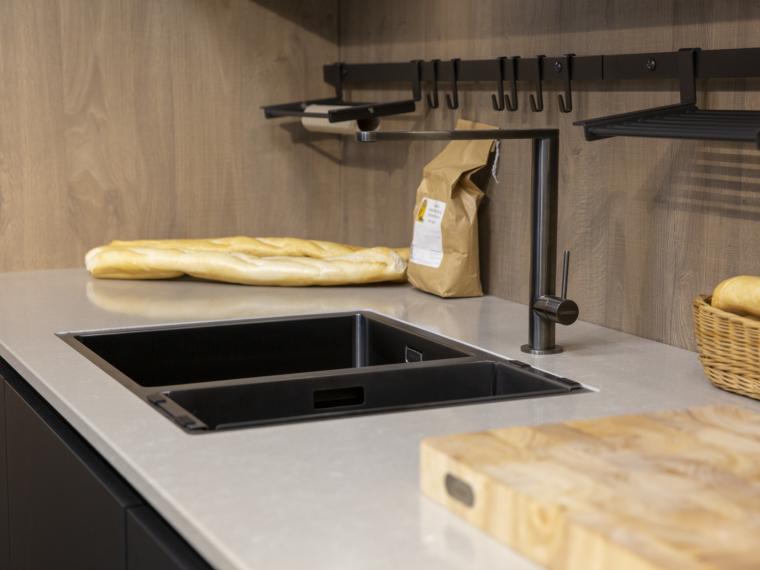 Mat zwarte keuken