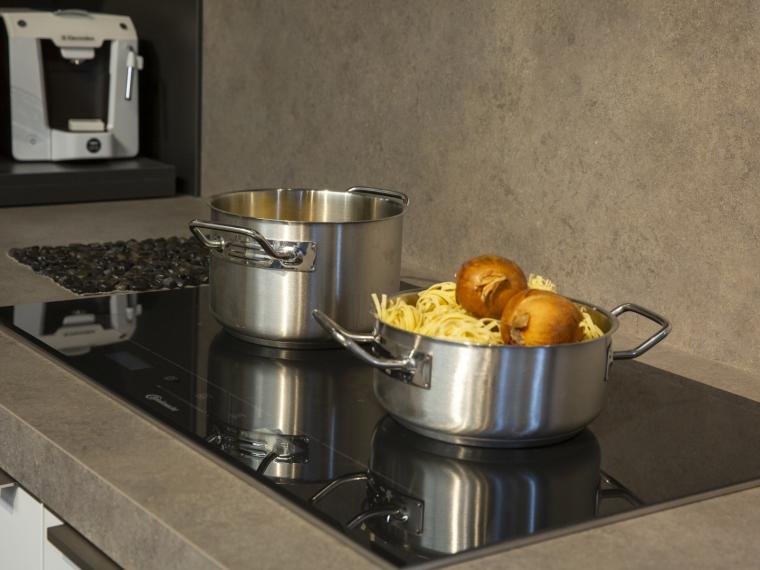Moderne strakke semi greeploze keuken