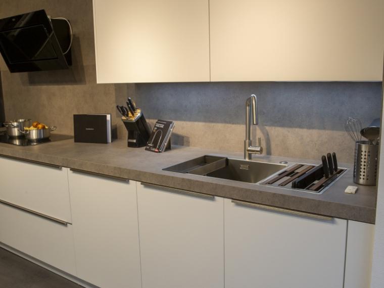 Moderne strakke semi greeploze keuken