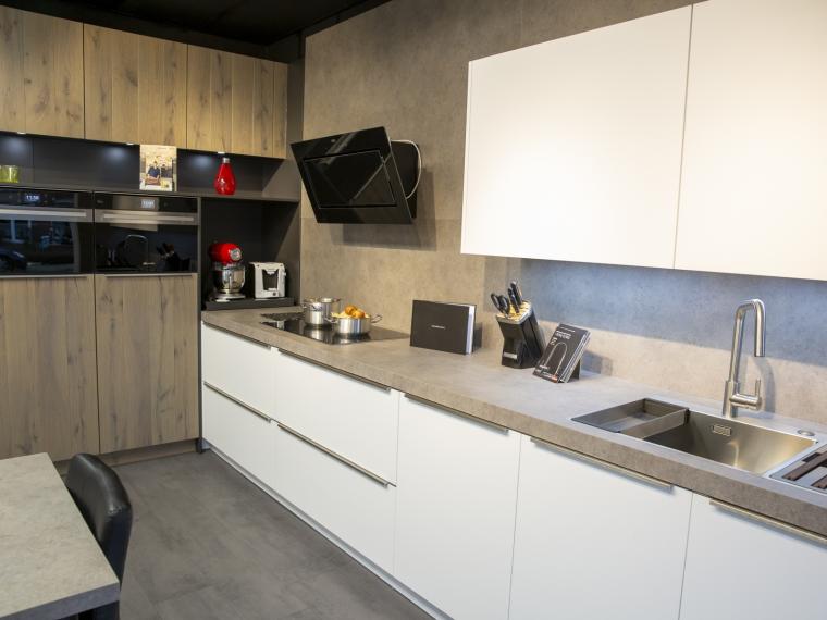 Moderne strakke semi greeploze keuken