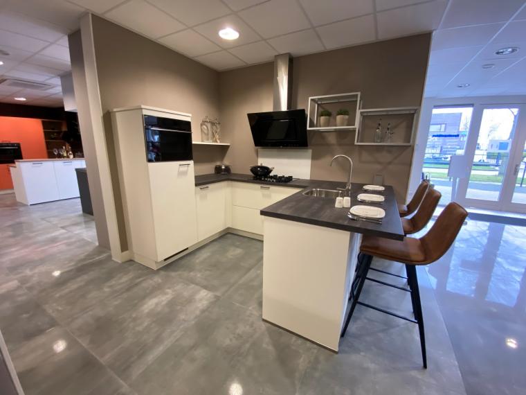 Moderne U keuken Silk