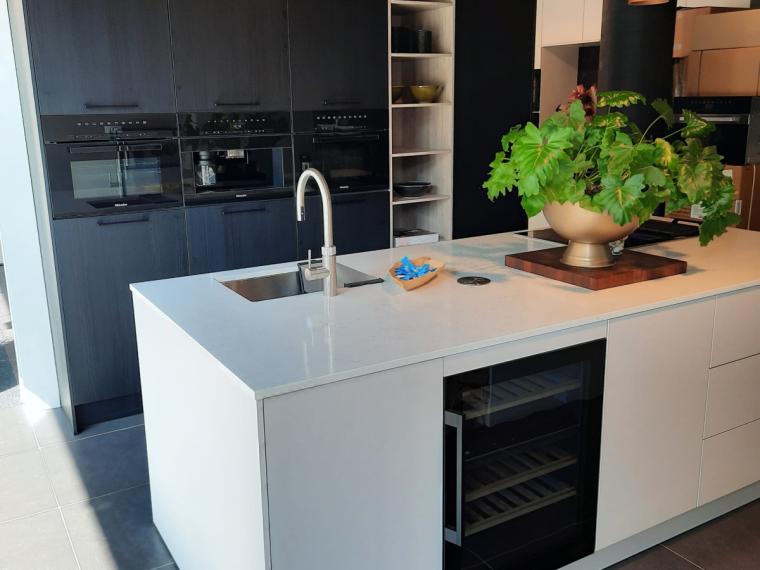 Eiken zwart houtstructuur met eiland in mat lak greeploos