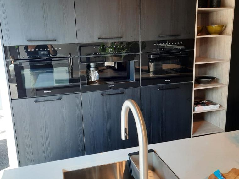 Eiken zwart houtstructuur met eiland in mat lak greeploos