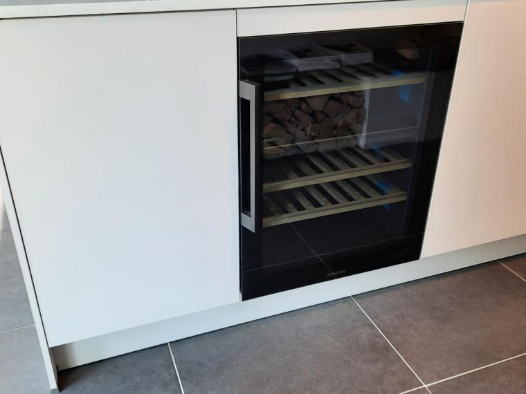 Eiken zwart houtstructuur met eiland in mat lak greeploos
