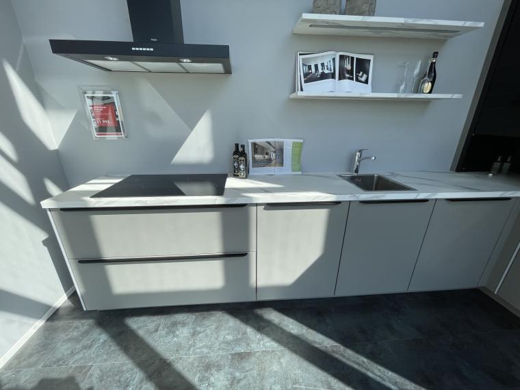 moderne taupe grijze keuken