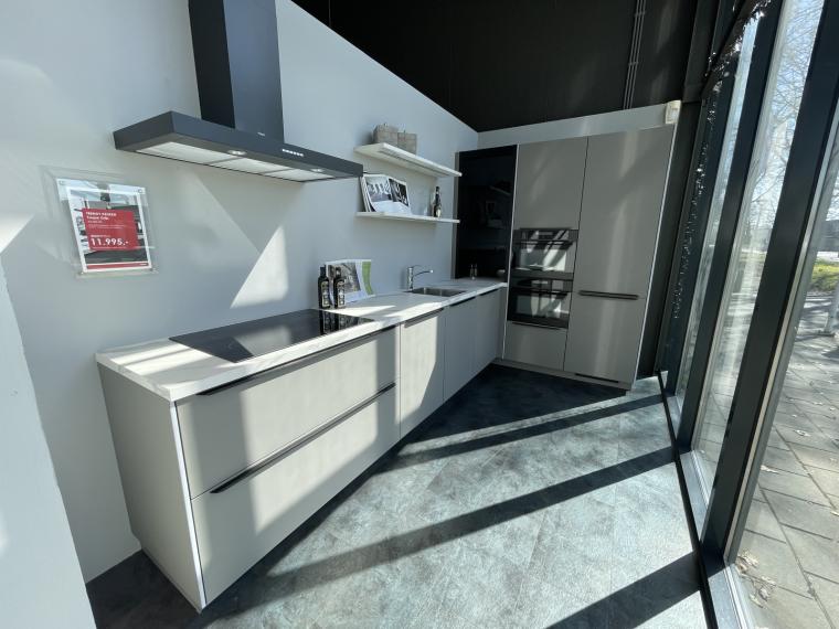 moderne taupe grijze keuken