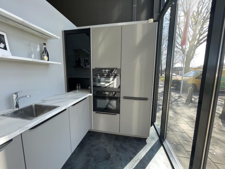 moderne taupe grijze keuken