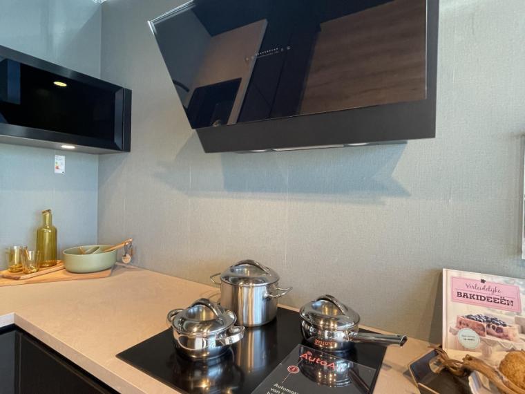 moderne zwarte houtlook keuken