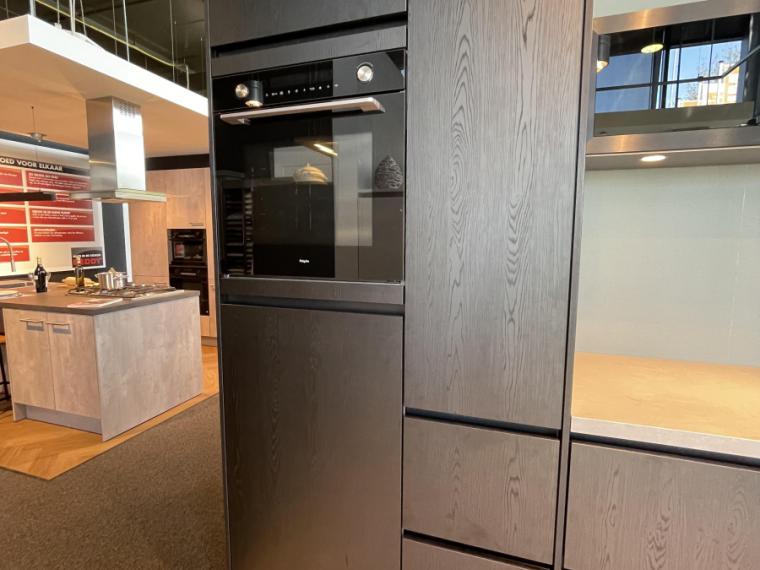 moderne zwarte houtlook keuken