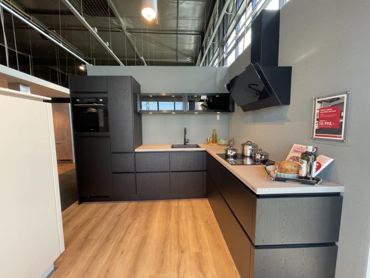 moderne zwarte houtlook keuken
