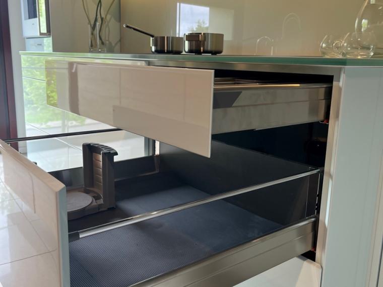 Pallisander houten maatwerkkeuken met glazen werkblad