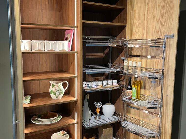 Moderne eilandkeuken met houten bar