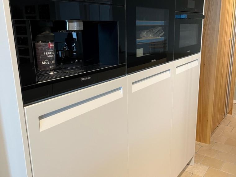 Moderne eilandkeuken met houten bar