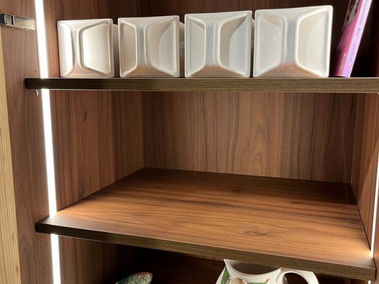 Moderne eilandkeuken met houten bar
