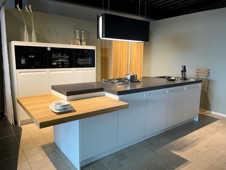 Moderne eilandkeuken met houten bar