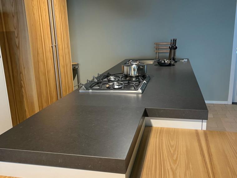 Moderne eilandkeuken met houten bar