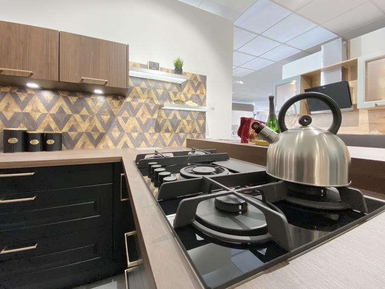 Schwarze Landhausküche mit Akzenten in Holz und Gold