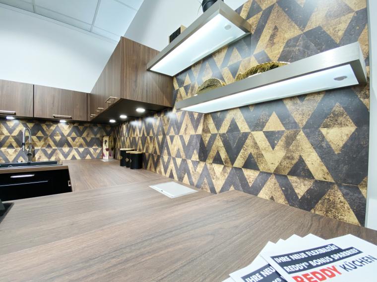 Schwarze Landhausküche mit Akzenten in Holz und Gold