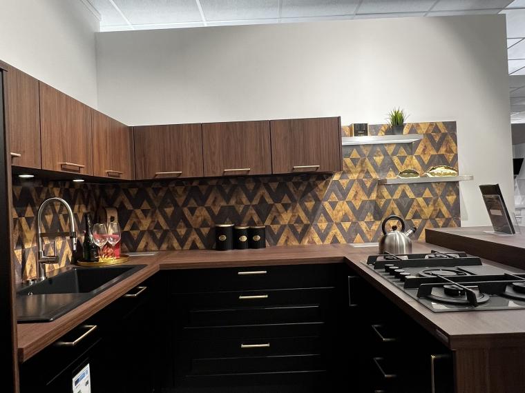 Schwarze Landhausküche mit Akzenten in Holz und Gold