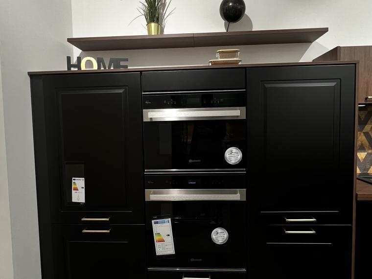 Schwarze Landhausküche mit Akzenten in Holz und Gold