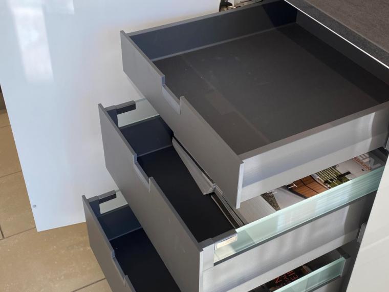 Häcker Systemat "AV2130" Kristallweiß Hochglanz Lack, PerfectSense®