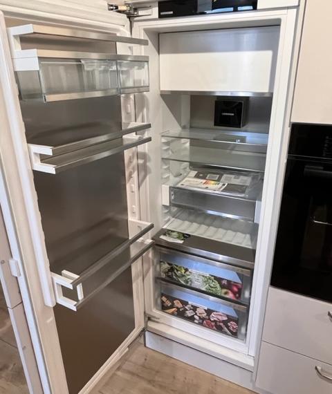Preiswerte, moderne Einbauküche in Satin matt UV-Direktlack