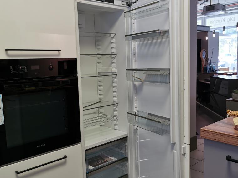 Moderne Küche in grau mit Holzarbeitsplatte und Schokothema