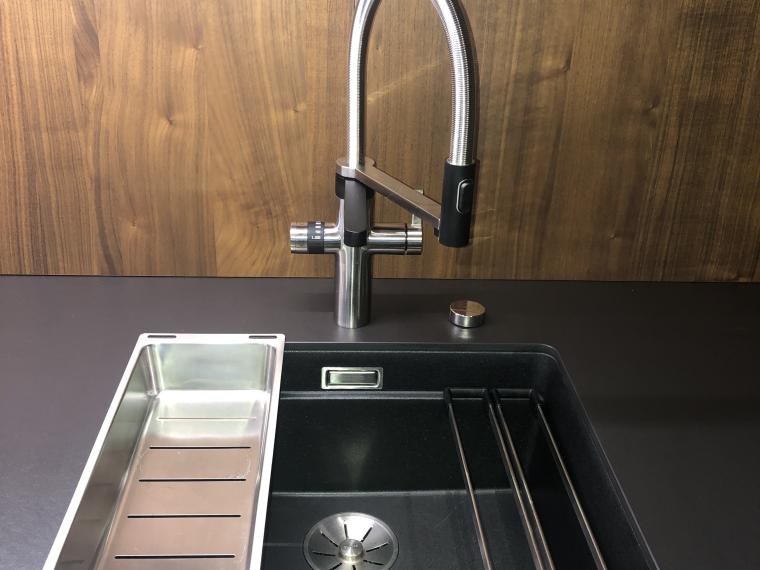 Leicht F45 Bossa Walnuss Moderne Küche in carbongrau/ Echtholz Walnuss