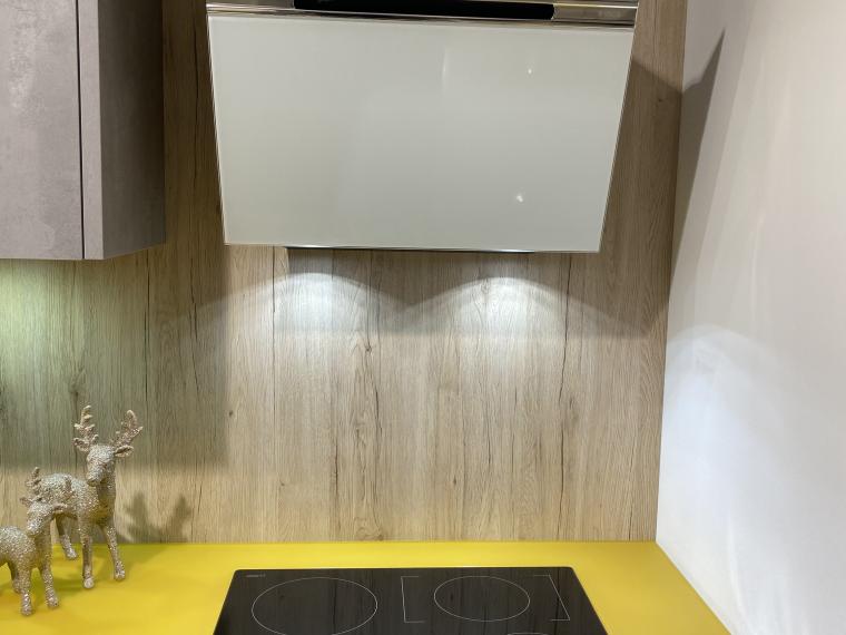 Designer Küche mit exklusiver Glasarbeitsplatte mit verschiebbarer Pultplatte auf der Insel