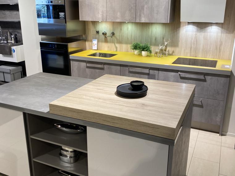 Designer Küche mit exklusiver Glasarbeitsplatte mit verschiebbarer Pultplatte auf der Insel