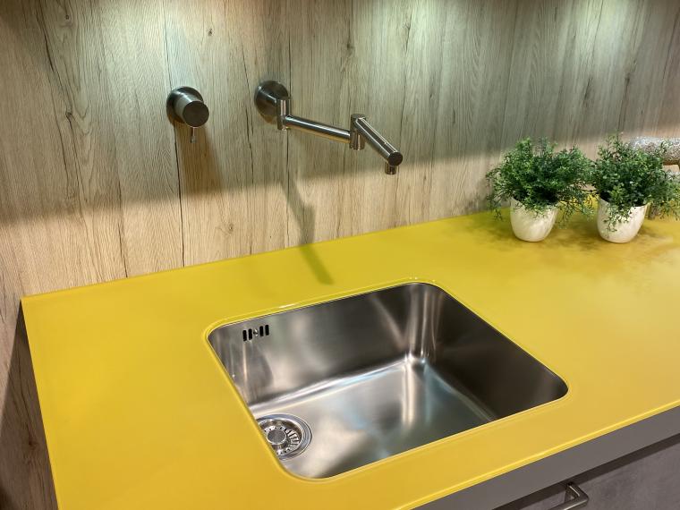 Designer Küche mit exklusiver Glasarbeitsplatte mit verschiebbarer Pultplatte auf der Insel